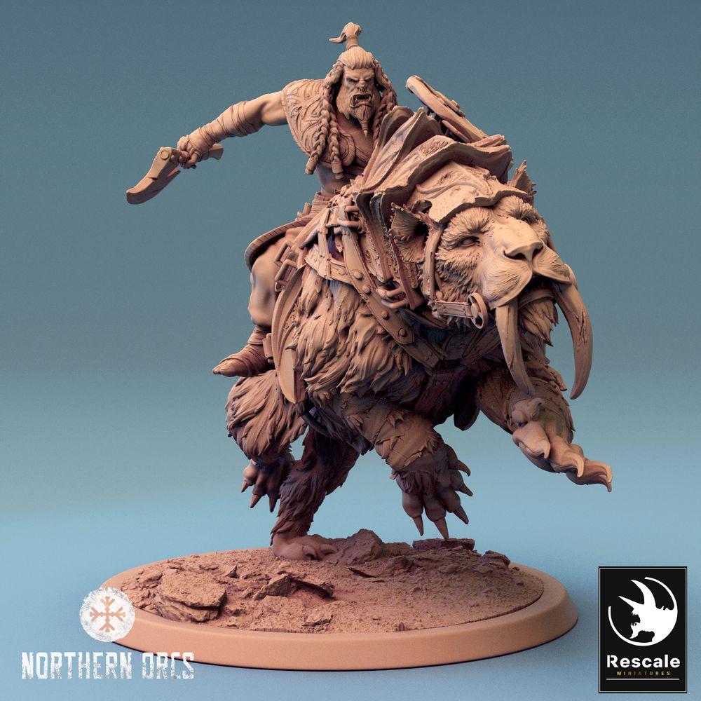 Produktfoto Tabletop 28mm Lord of the Print (LotP) 0: Fantasy Figur: Ork Bestienreiter auf Säbelzahn-Kriegsbestie, barbarischer Kriegsführer mit Krummsäbel - Monsterreiter, Orc Beast Rider (24_04_C2)