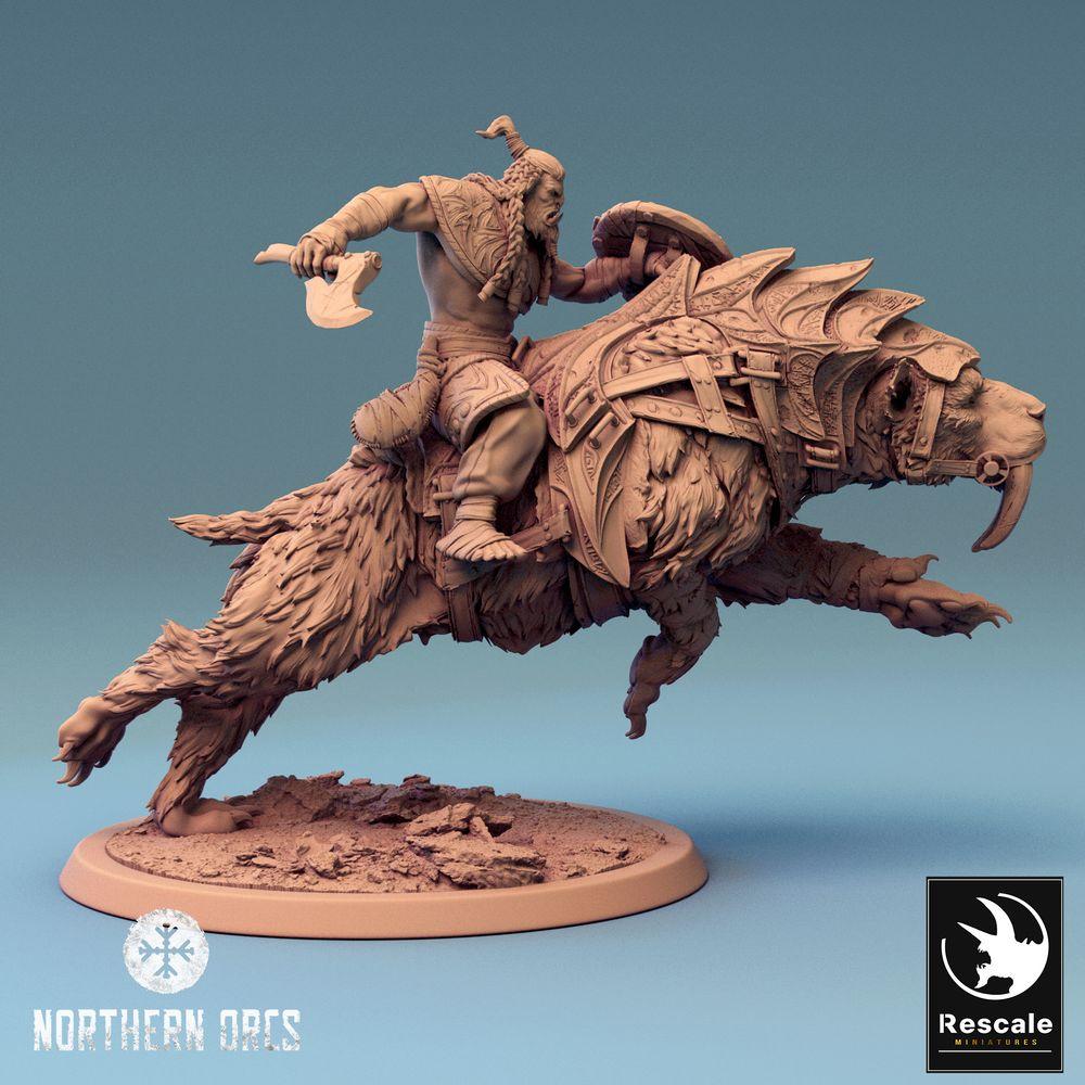 Produktfoto Tabletop 28mm Lord of the Print (LotP) 0: Fantasy Figur: Ork Bestienreiter auf Säbelzahn-Kriegsbestie, barbarischer Kriegsführer mit Krummsäbel - Monsterreiter, Orc Beast Rider (24_04_C2)