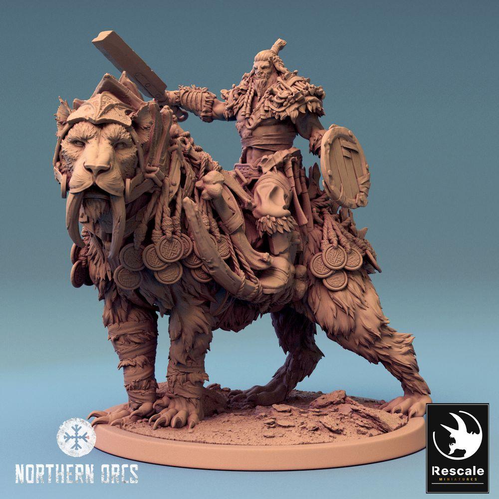 Produktfoto Tabletop 28mm Lord of the Print (LotP) 0: Tabletop Miniatur: Ork Kriegsherr auf Säbelzahn-Bär, Bärenreiter, Bestienreiter, monströse Kavallerie, Barbarenhäuptling mit Rundschild, Orc Warlord Bear Rider (24_04_C3)