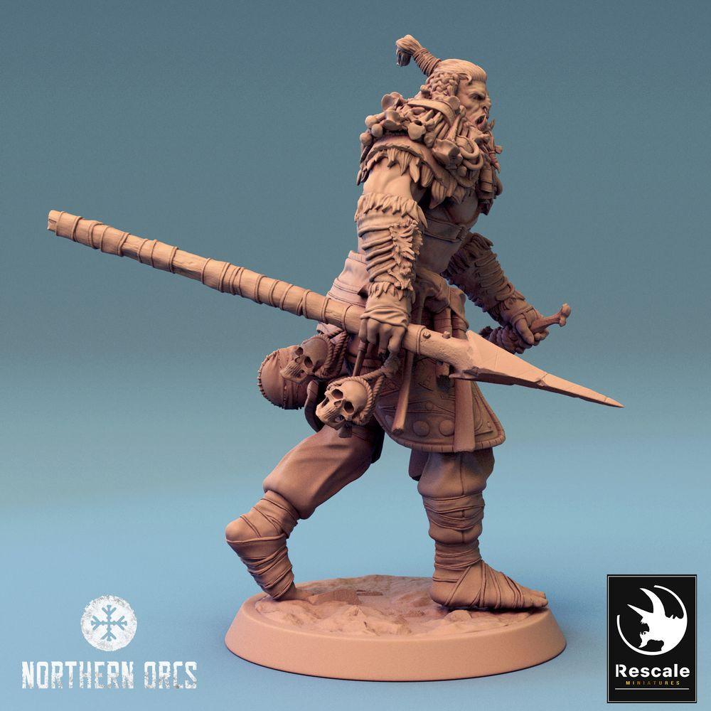 Produktfoto Tabletop 28mm Lord of the Print (LotP) 0: Tabletop Miniatur: Ork/Orc Krieger/Boss, Barbar und Berserker mit Dolch, im Sturmangriff (24_04_G3)
