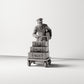 Produktfoto Diorama 0: Historische Diorama Figur: Gepäckträger mit Kofferstapel, 1920er Bahnhof, mit Gepäckwagen (sc02)