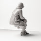 Diorama Modellbau Produktfoto 3: Sitzende Figur: Frau sitzend auf Bankkante mit Handtasche, 1920er-1930er, Wartesaal, Bahnh (sc08)