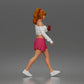 Diorama Modellbau Produktfoto 4: Gehende Figur: Sportlerin/Junge Frau mit Getränkebecher in Freizeitkleidung (a213)
