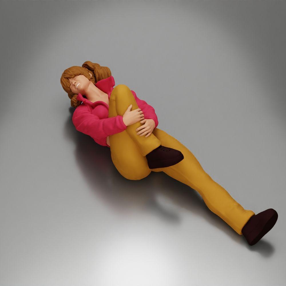 Diorama Modellbau Produktfoto 12: Liegende Frau mit Minijacke hält verletztes Knie - Diorama-Miniatur (Ref Nr. A87)